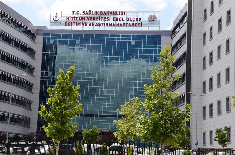 Hitit Üniversitesi Erol Olçok Eğitim ve Araştırma Hastanesi'nin gerçek dış cephe fotoğrafı