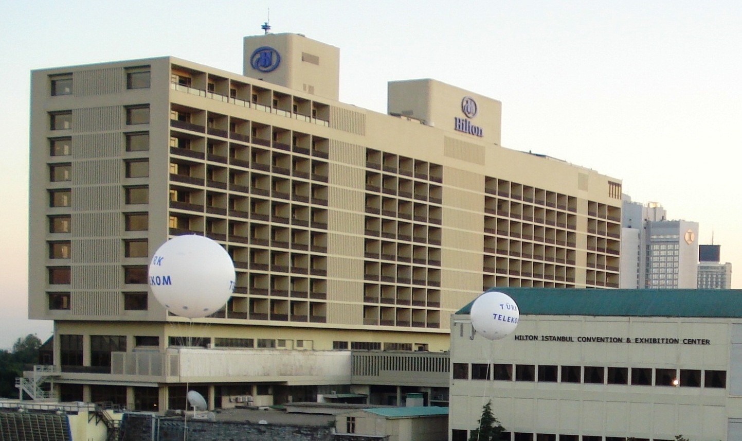 İstanbul Harbiye'deki Hilton otelinin gerçek dış cephe fotoğrafı